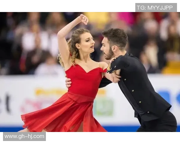 足球明星与女友甜蜜瞬间曝光共度浪漫时光的幸福生活记录